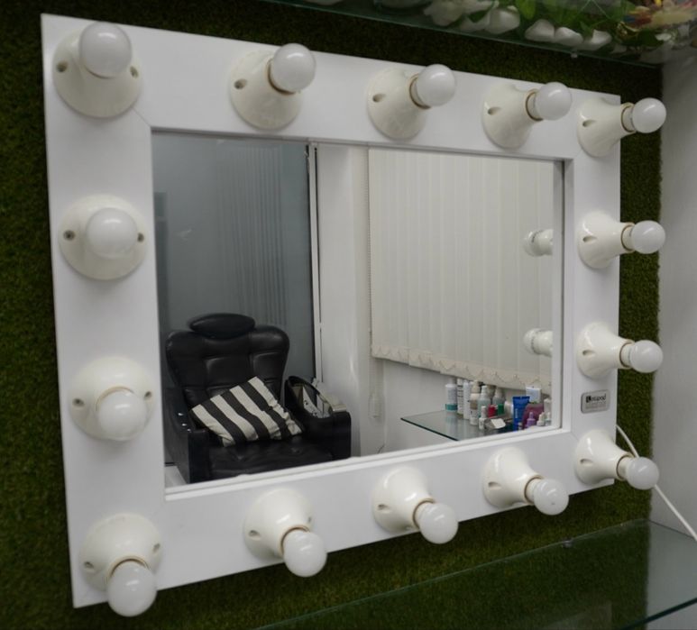 Огледало с осветление за грим