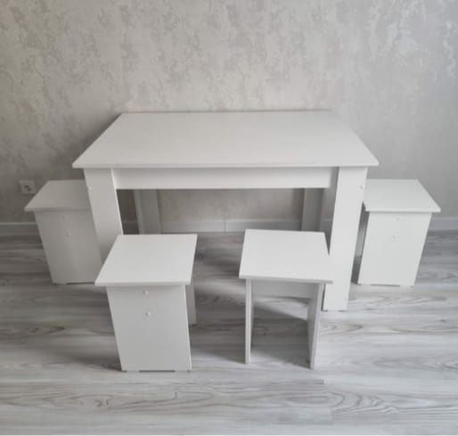 Стол со стульями