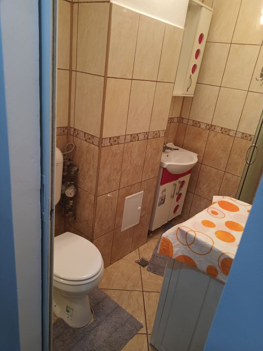 Ofer spre inchiriere garsoniera situata pe strada sovata  etajul 1