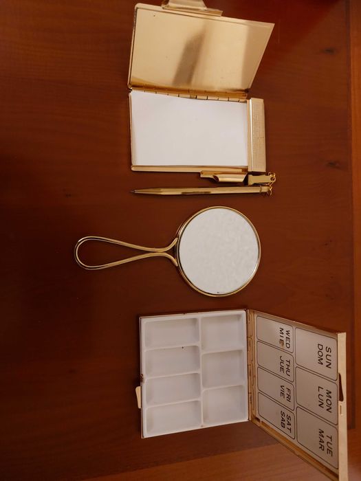 Set vintage oglinda, carnetel cu creion si caseta medicamente