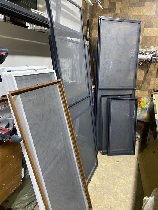 москитные сетка  внутрение на окна . Двери