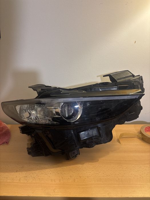 Фар Mazda 3 19-23