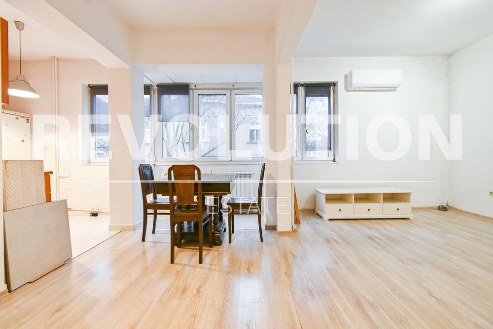 Дава се под наем Тристаен апартамент в София, Център - 110 кв.м за 712.98 € - Снимка #1