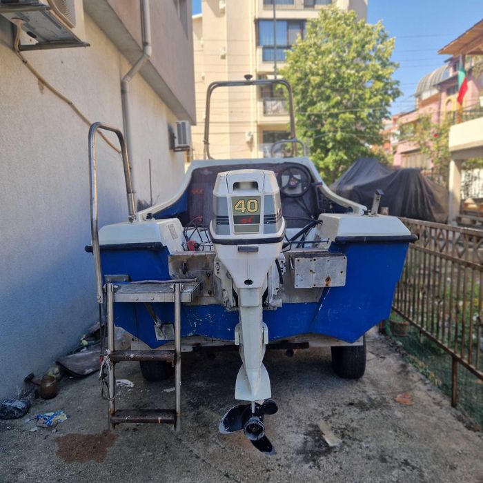 Лодка с извънбордов мотол