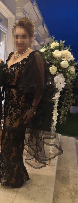 Rochie din dantela neagra cu trena detasabila