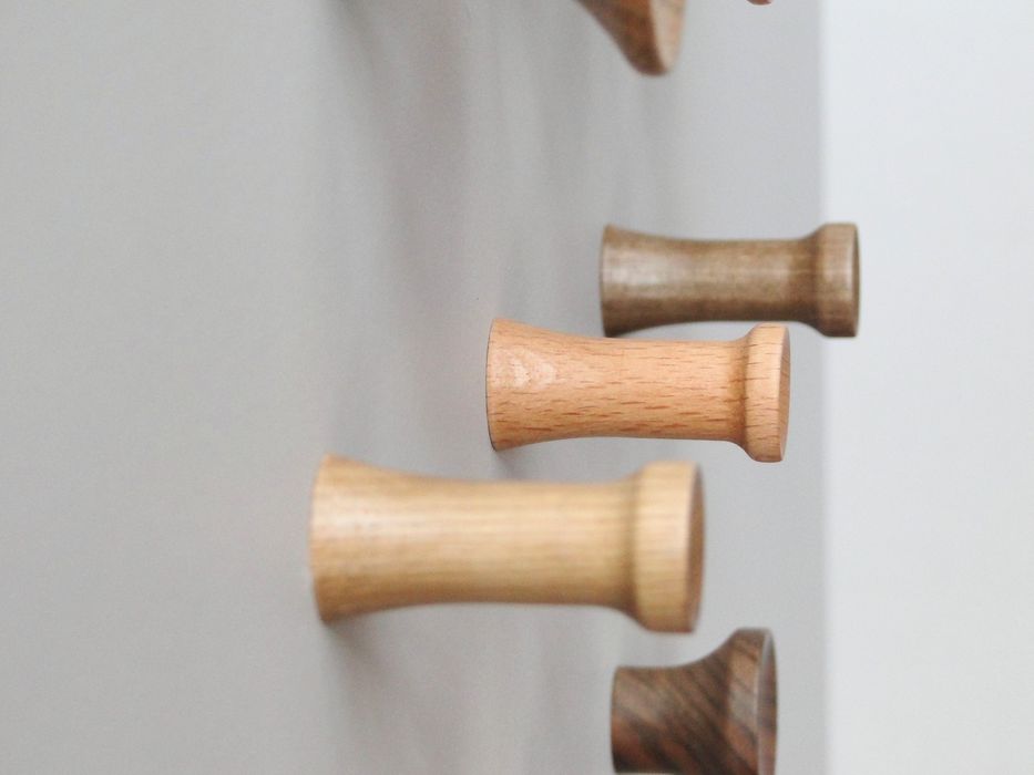Дървени закачалки за стена или стенен панел.