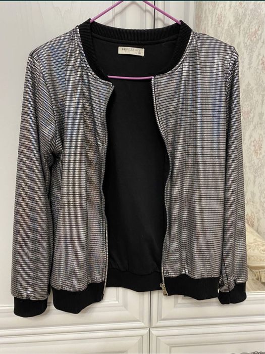 Продам нарядную ветровку