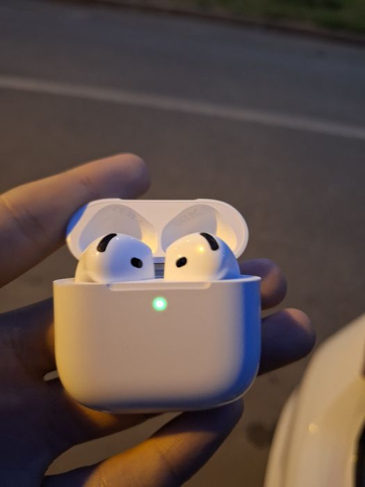 Casti AirPods 4 cu Noise Cancelling