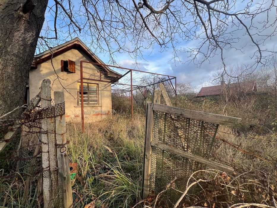3 Дка Парцел с 2 Къщи във Вилна Зона на Казанлък "Старите Лозя"