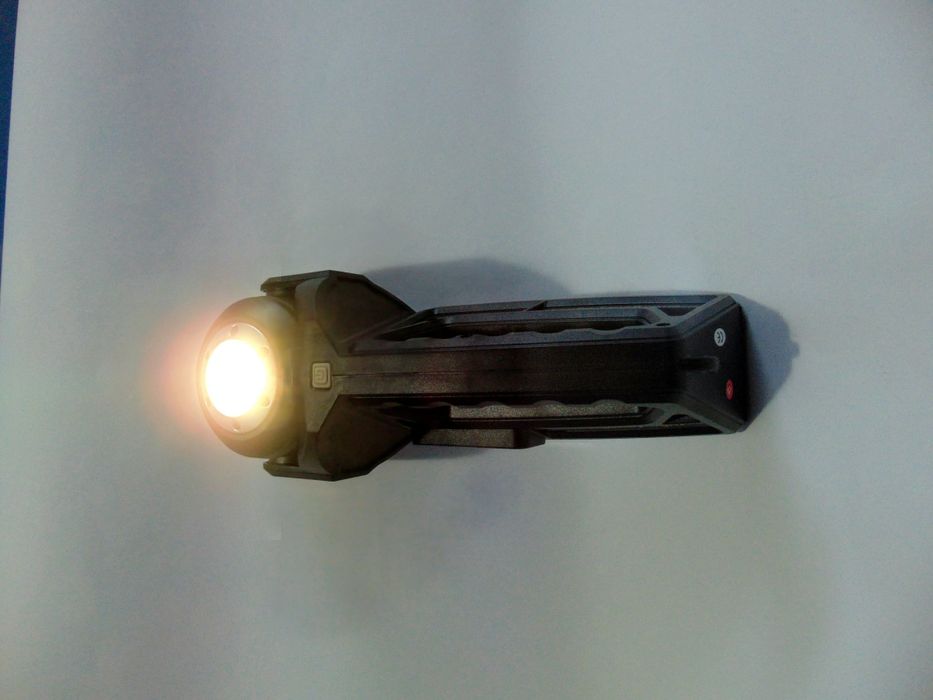 Lanternă cu multiple funcți și încărcare solară sau cablu tip C inclus