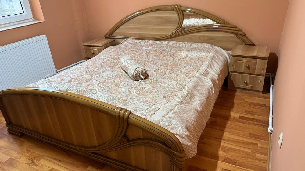 Vând mobilă dormitor pat + noptiere + comodă cu oglindă