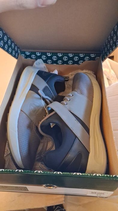 Vând încălțăminte nouă