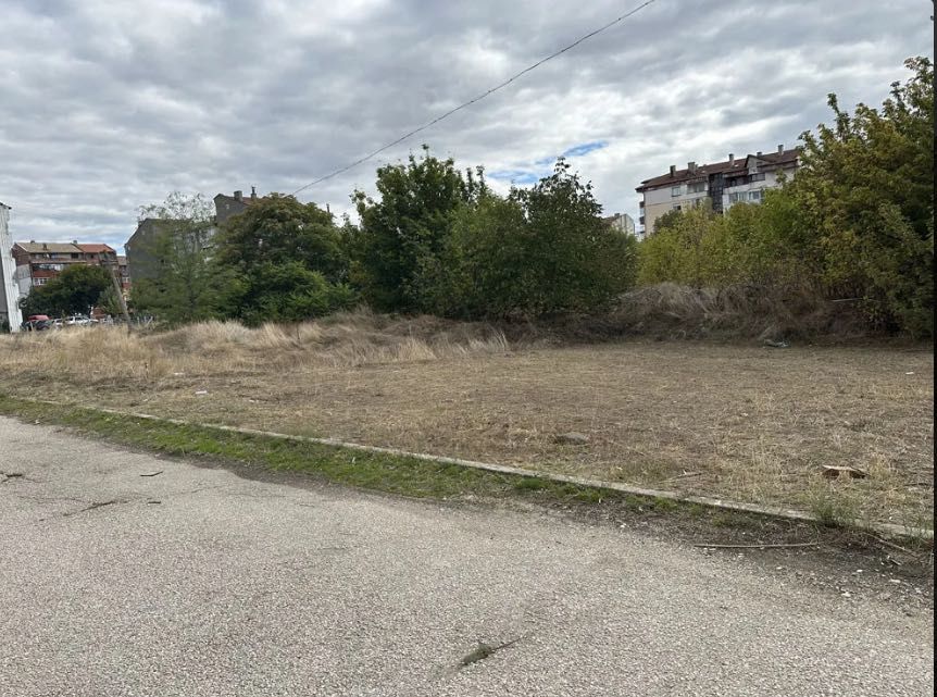 Продава се парцел с право на строеж в кв.Бонония