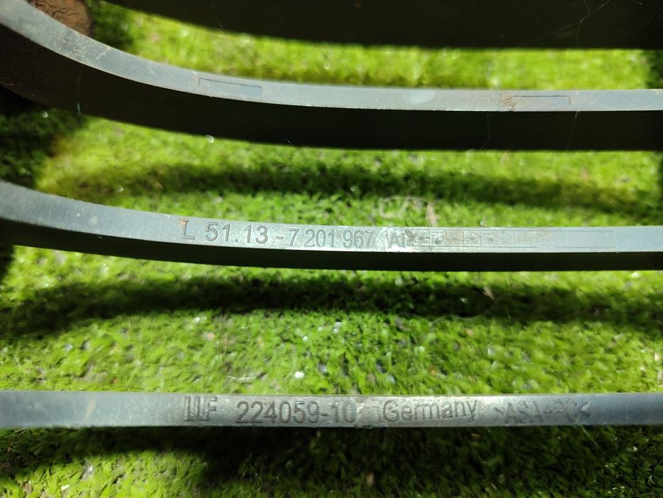 GRILA BARA FATA STANGA / DREAPTA BMW 320D SERIA 3 E90 LCI 2.0 DIESEL 2009 COD OEM 7201968 / 7201967 / 51137201968 / 2005-2013