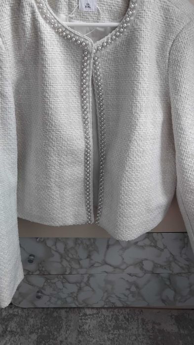 Бяло сако букле с перли