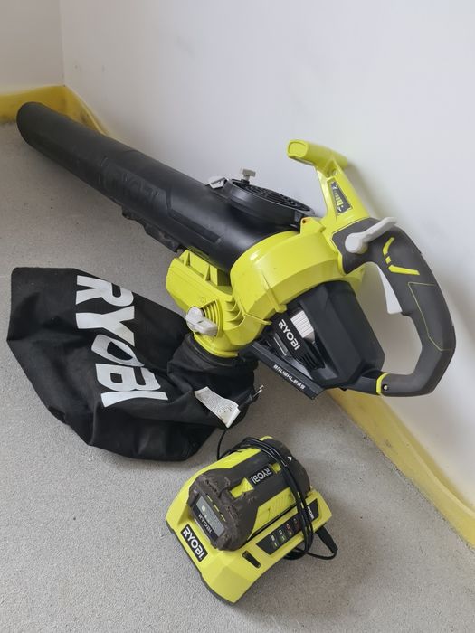 Aspirator si sublata de frunze Ryobi RBV36V