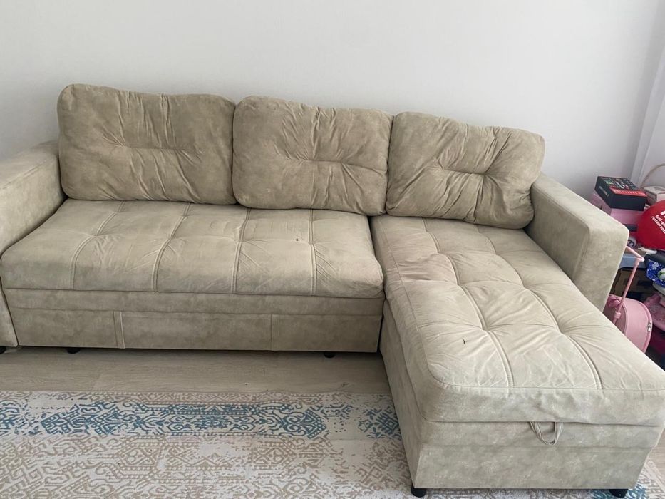 Диван бежевого цвета