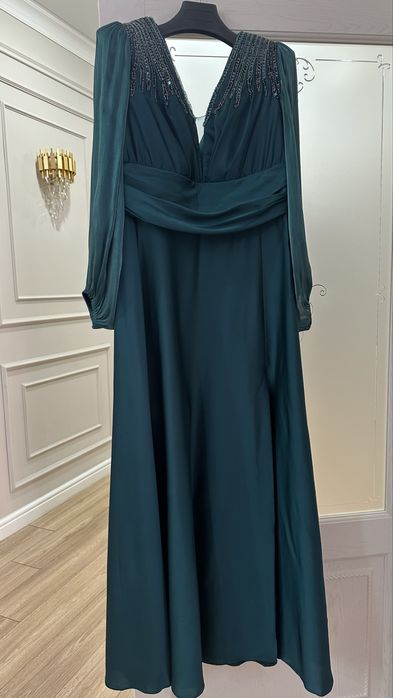 Платье вечернее, темно- зеленого цвета