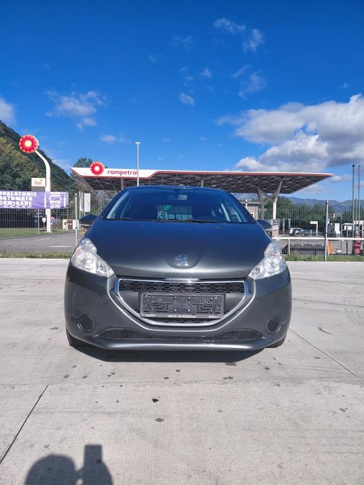 Peugeut 208 1,2 benzina 102 cai  an 2015 Navigație/clima/Incalzire scaune /pilot
Masina este adusa recent in tara