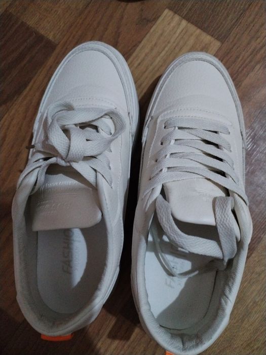 Кроссовки одевала пару раз