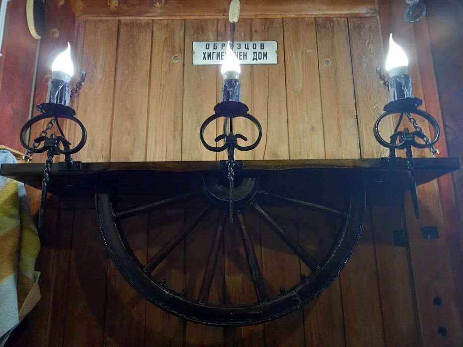 Лампа рафт-етажерка от колело на каруца