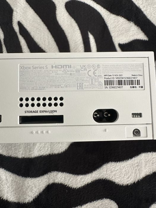 Xbox series S cu 2 manete
