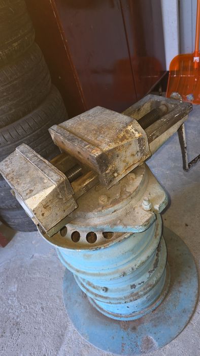 Продаются фрезерные тиски