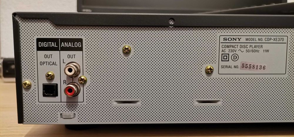 Продавам SONY CDP-XE370