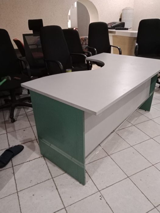 Офисные столы и кресла