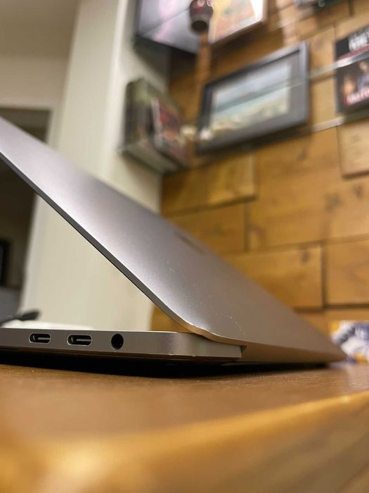 Macbook Pro Space Gray Model A1990 15.4'' 2018 i7 2.2GHz, 16GB, 250 SSD, touchbar