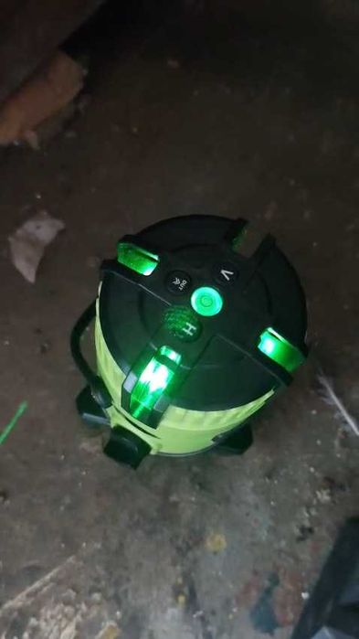 nivela Clubiona cu  multiple   linii   laser