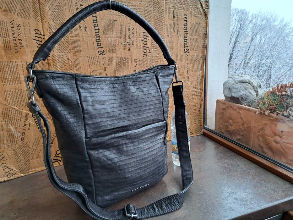 дамска кожена чанта FREDsBRUDER в сива-естествена кожа