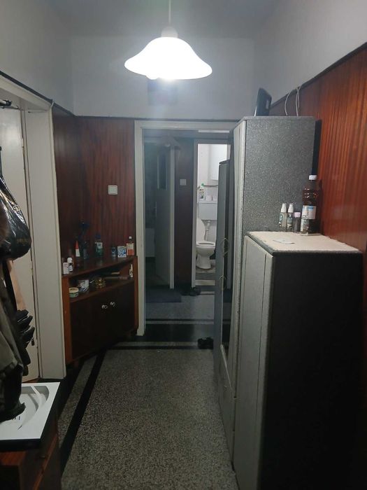 Четиристаен тухлен апартамент с гараж, таванско помещение и дворно място в централната част на Шумен