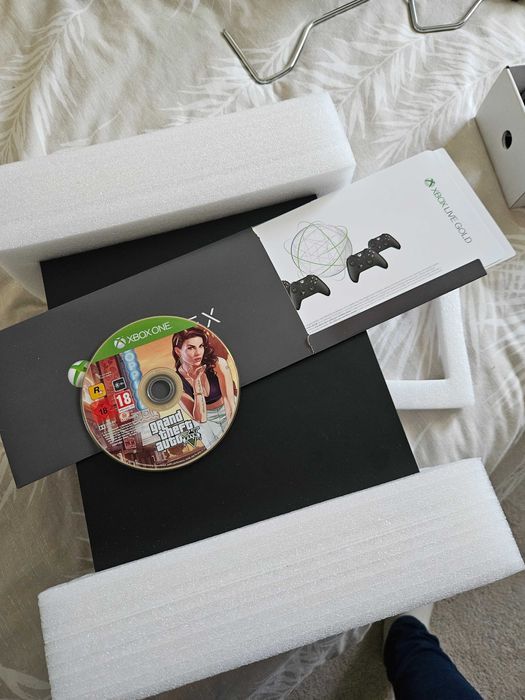 X box one 1 tb  конзола и контролер