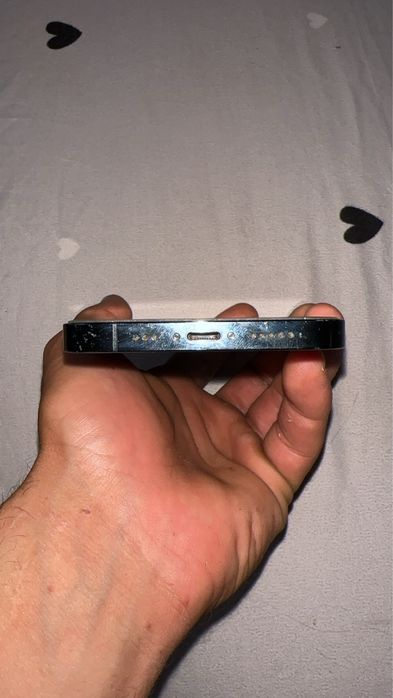 Vând iPhone 12 Pro, 128GB, telefon ținut în condiții foarte bune, arată și funcționează perfect. A fost folosit mereu cu husă și folie de protecție.
