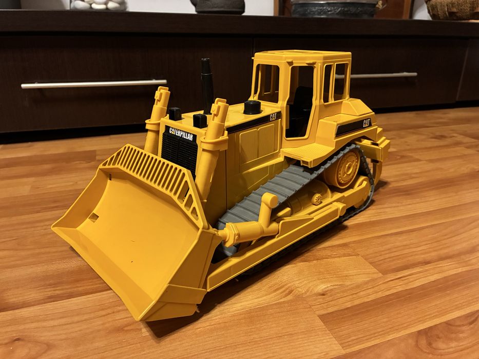Buldozer Mare Bruder Caterpillar (CAT) pe Senile - Scara 1:16