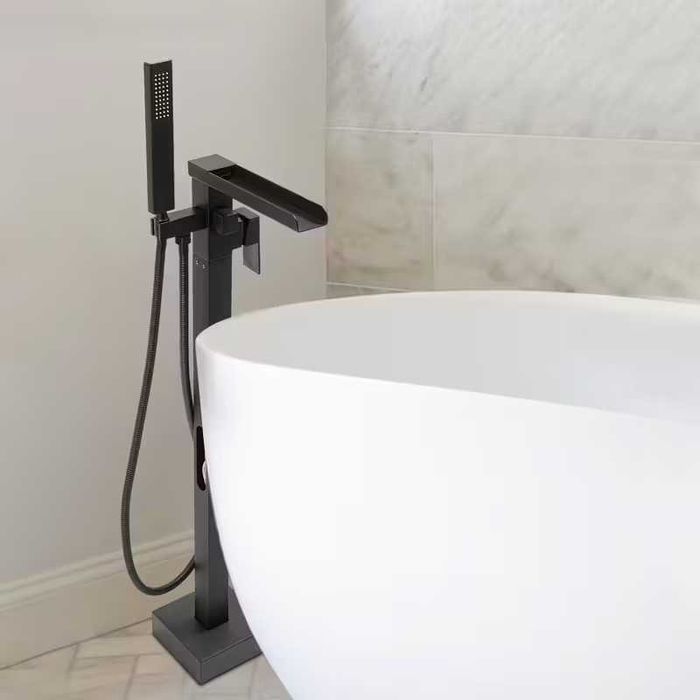 Стоящ смесител за вана BLACK