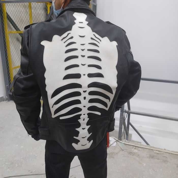 Продаётся куртка кожанная байкерская. Кожа толстая.  .