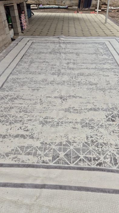 Кілем қолданылған.