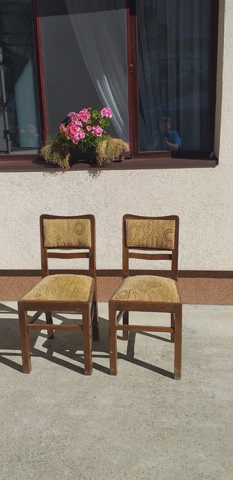 Vând 4 scaune din lemn