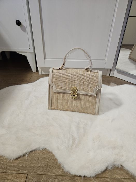 Малка дамска чанта в бежов цвят