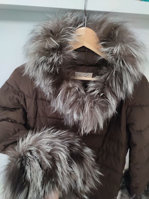 Vând geacă / haina cu umplutură de puf și cu blană naturală vulpe