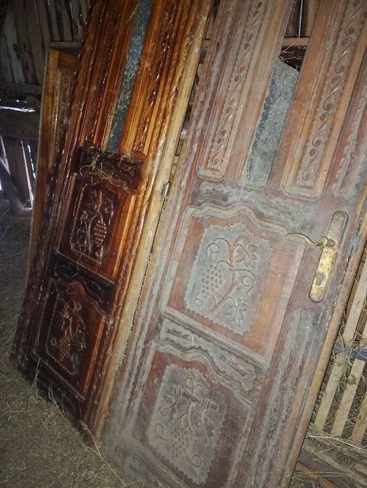 Ușa sculptată ,din lemn de frasin,din două părți,