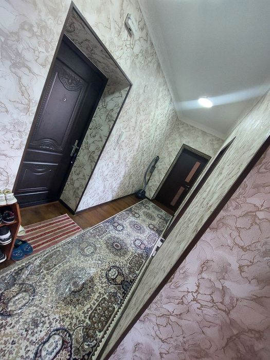 Dom sotiladi 6 etj 2 xona barcha mebel texniklari bilan yolni boyida