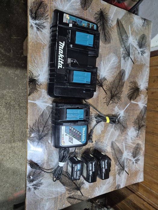 Acumulator baterie MAKITA 18v 4  5 ah si Incarcator MAKITA DC 18
