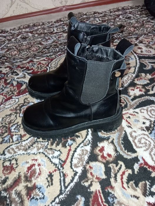 Qishga etik sotiladi srochna 1 kun kiyilgan holati yengi 40 razmer