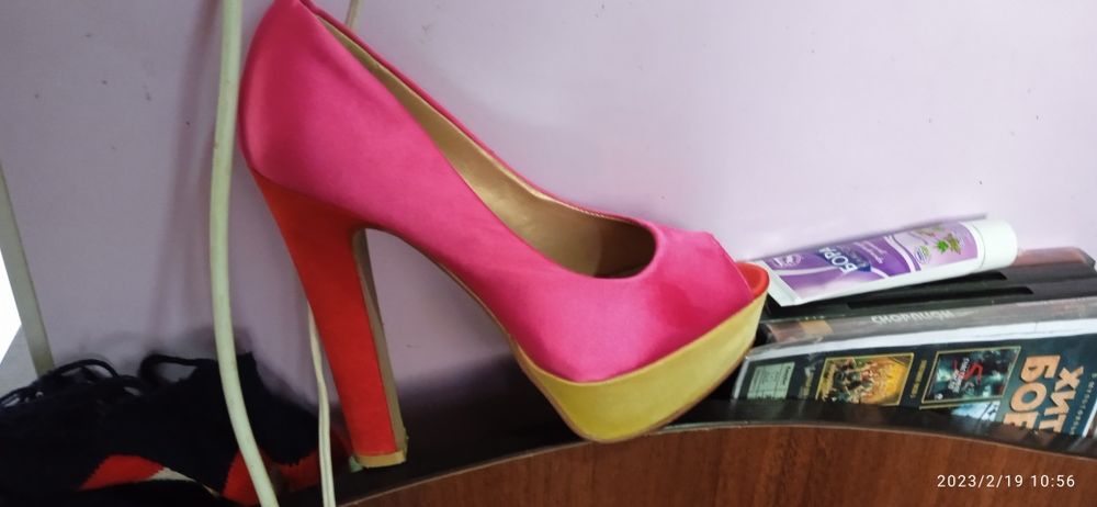Продаются туфли на высоком каблуке