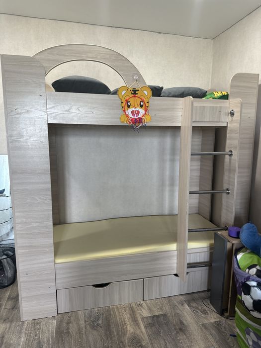 Продам кровать двухярусную