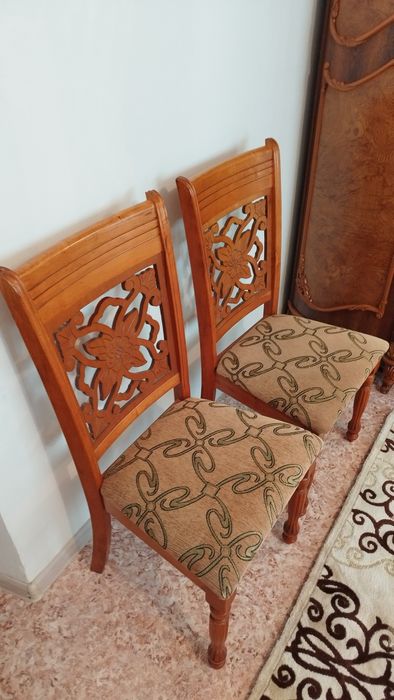 Орындықтар 4 данасы бар