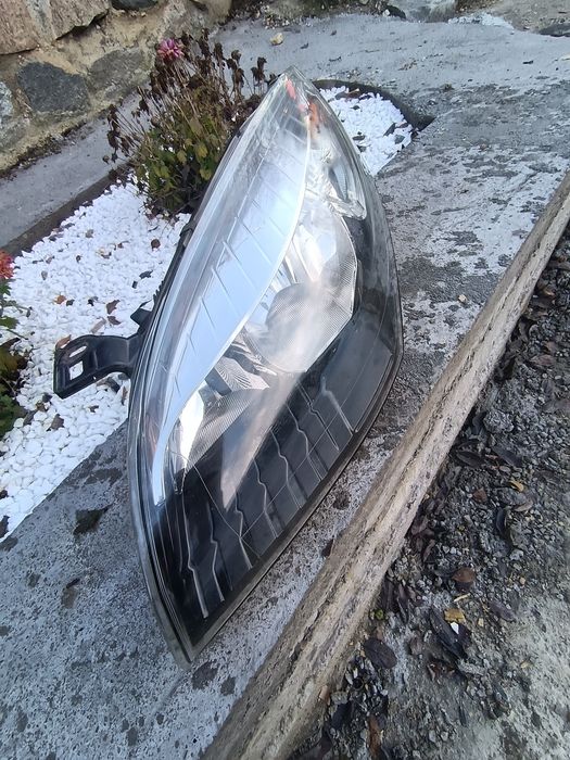 Vând aripa Megane 3 bose,și far stânga cu sticla neaga , stare buna !